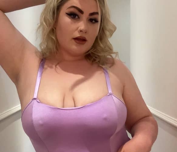 profile photo of CurvyBustyBlondex