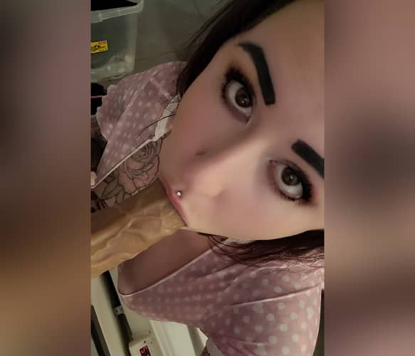 profile photo of Fuck_Doll